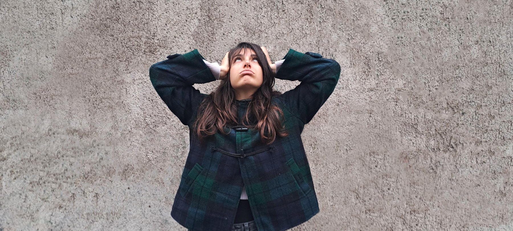 Irene Di Brino con le mani sulle orecchie, nella fotografia promozionale dell’album